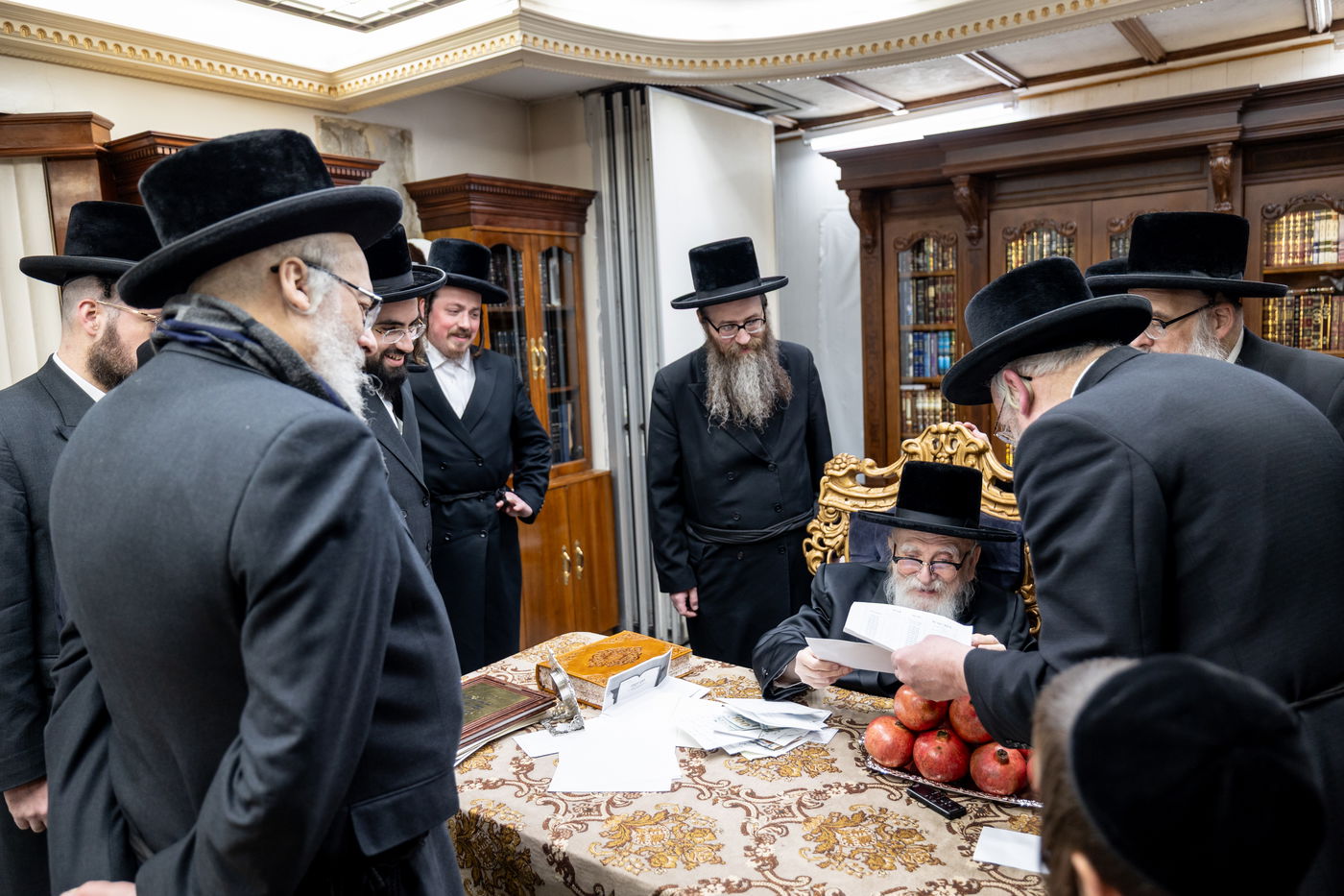 תורמי 'קמחא דפסחא' בחצה"ק סקווירא, מתברכים מהאדמו"ר