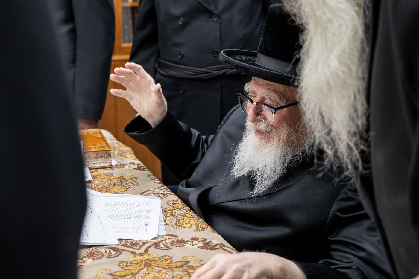 תורמי 'קמחא דפסחא' בחצה"ק סקווירא, מתברכים מהאדמו"ר