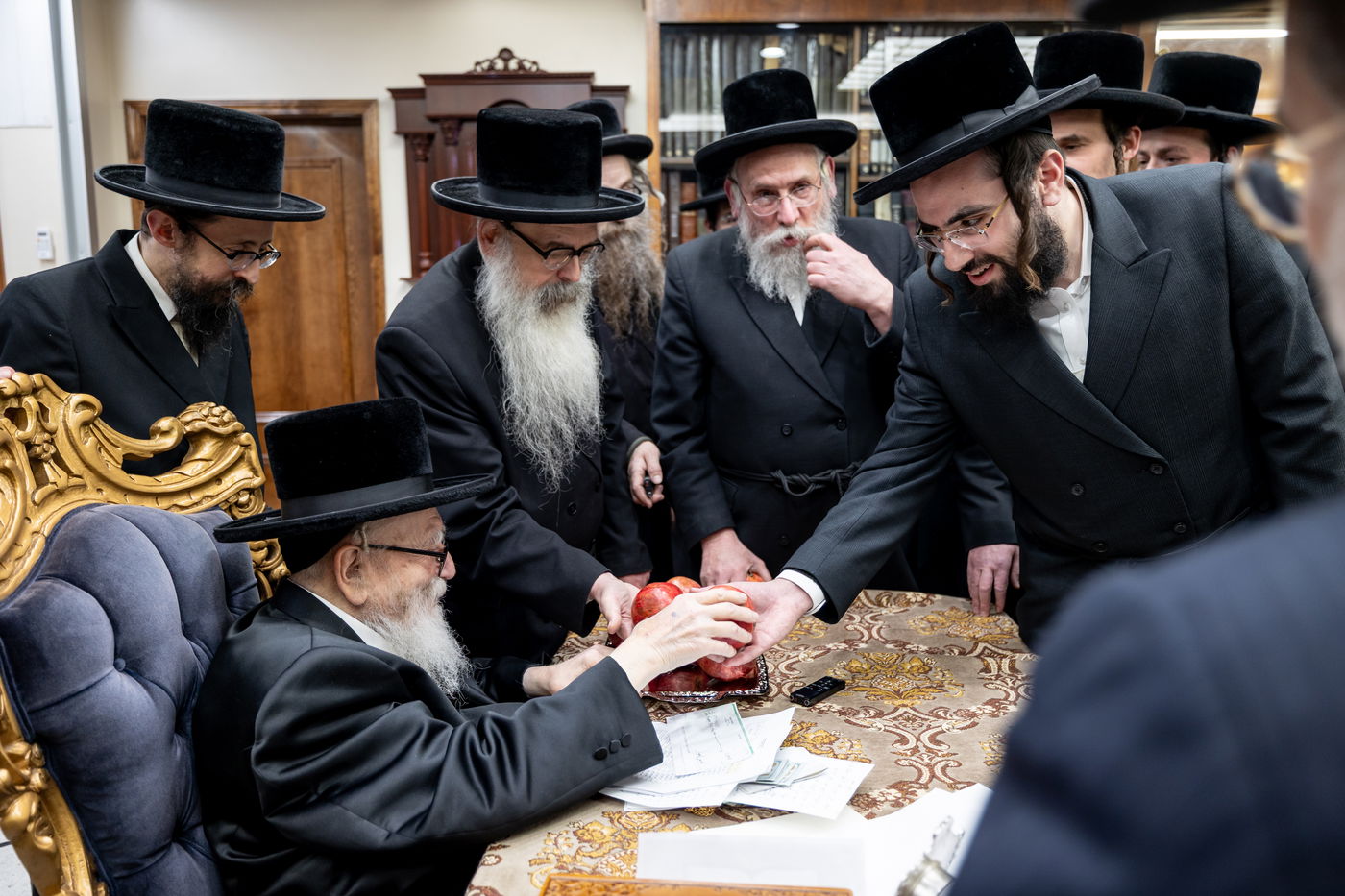 תורמי 'קמחא דפסחא' בחצה"ק סקווירא, מתברכים מהאדמו"ר