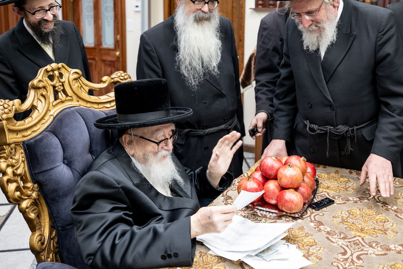 האדמו"ר מסקווירא על כסאו לפני השיפוץ