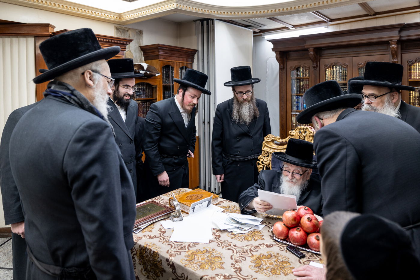 האדמו"ר מסקווירא עם קבוצת נגידים בחדרו לפני השיפוץ