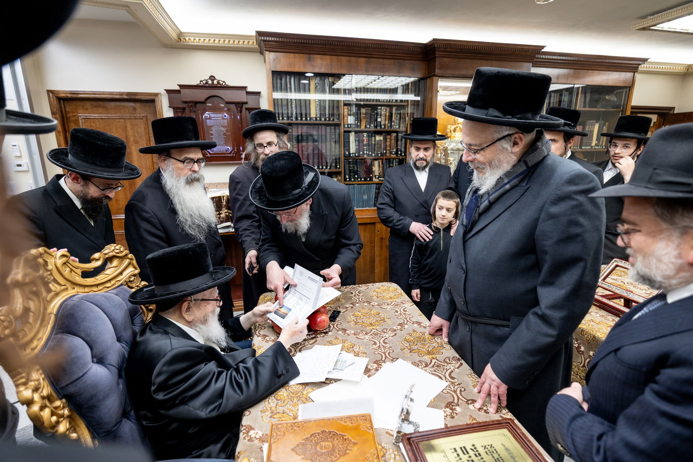 תורמי 'קמחא דפסחא' בחצה"ק סקווירא, מתברכים מהאדמו"ר