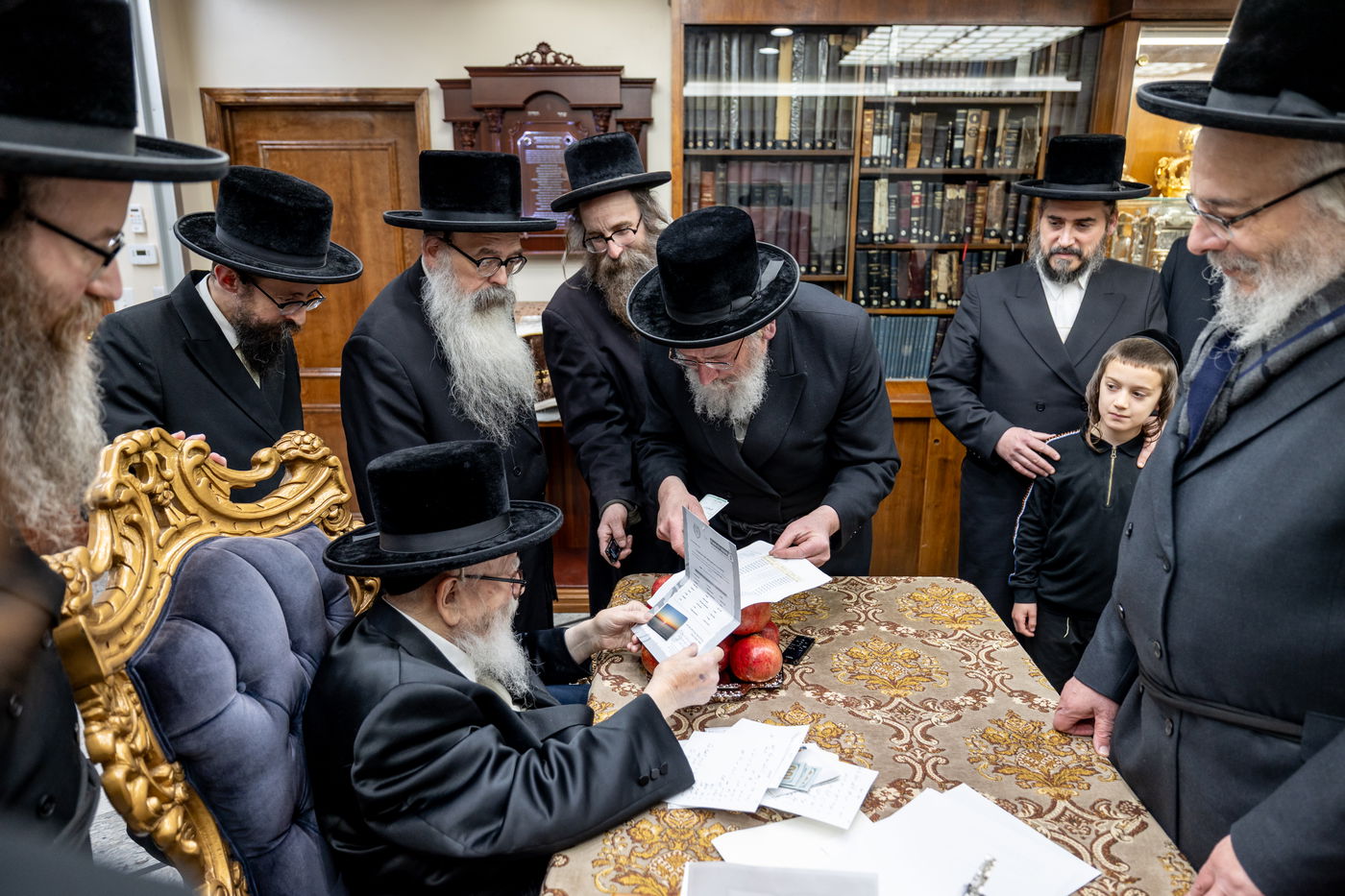 תורמי 'קמחא דפסחא' בחצה"ק סקווירא, מתברכים מהאדמו"ר