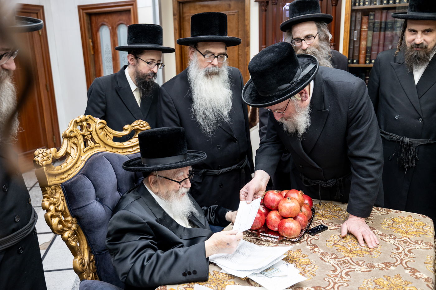 תורמי 'קמחא דפסחא' בחצה"ק סקווירא, מתברכים מהאדמו"ר