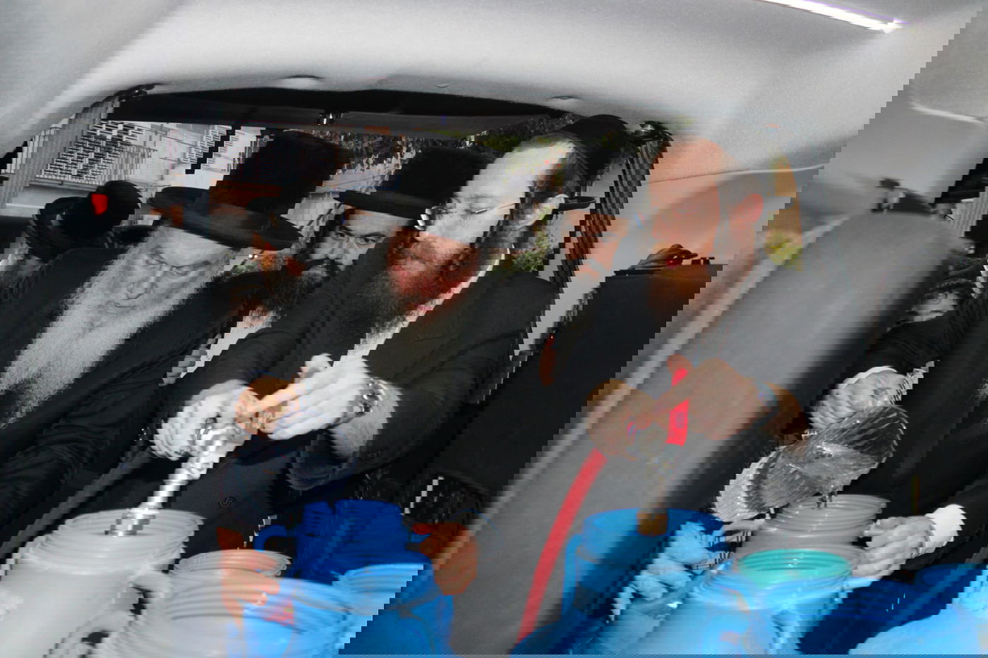 האדמו"ר מוואסלוי בשאיבת מים שלנו