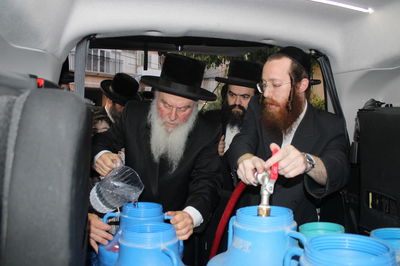 האדמו"ר מוואסלוי בשאיבת מים שלנו