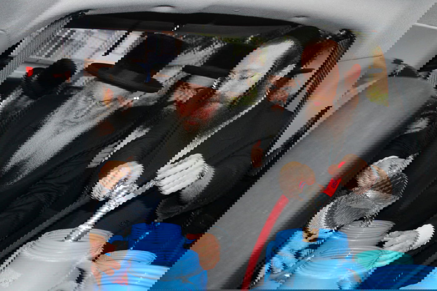 האדמו"ר מוואסלוי בשאיבת מים שלנו