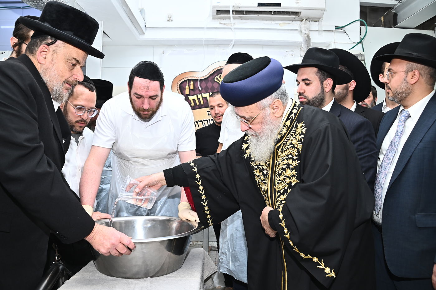 הראשל"צ הגאון רבי יצחק יוסף באפיית מצות