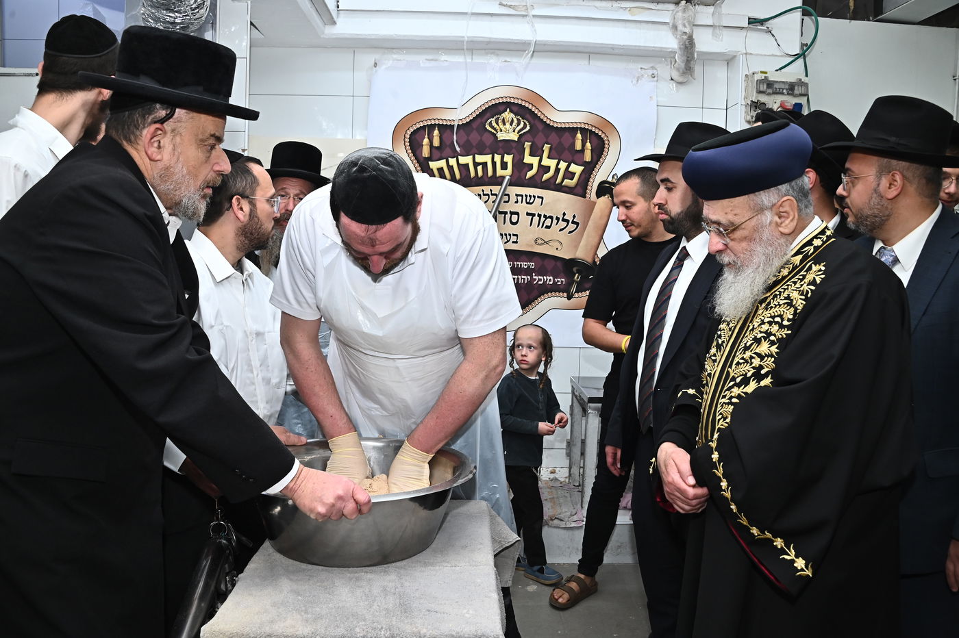 הראשל"צ הגאון רבי יצחק יוסף באפיית מצות