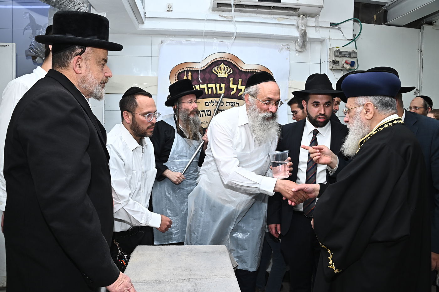 הראשל"צ הגאון רבי יצחק יוסף באפיית מצות