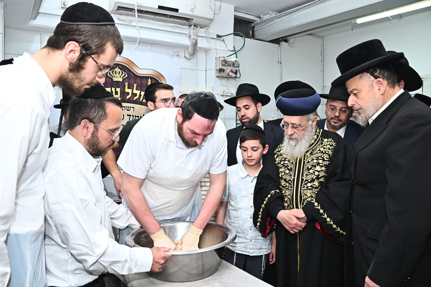 הראשל"צ הגאון רבי יצחק יוסף באפיית מצות