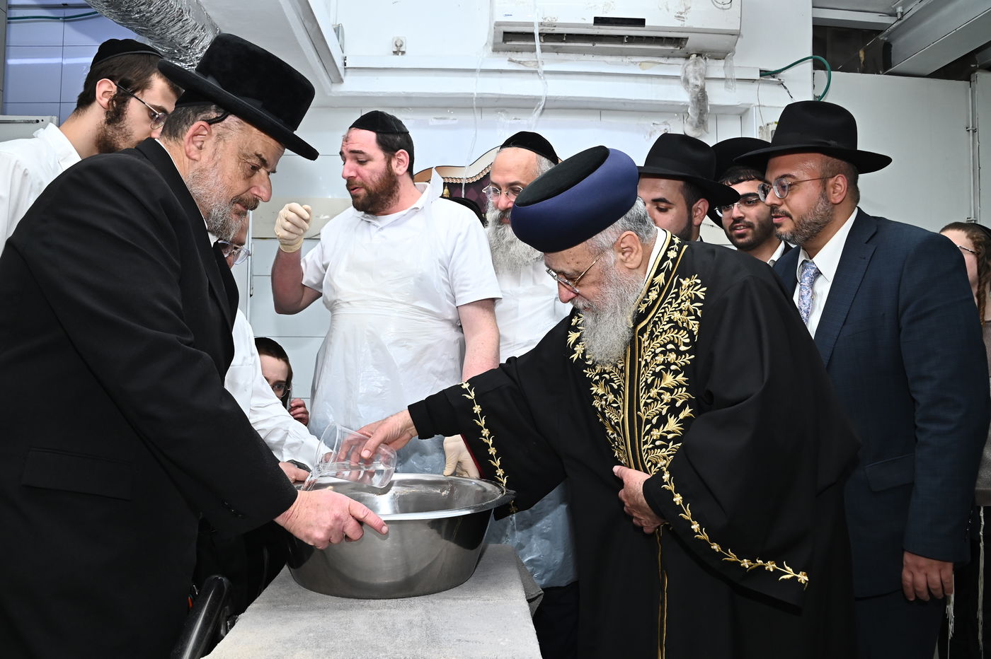 הראשל"צ הגאון רבי יצחק יוסף באפיית מצות