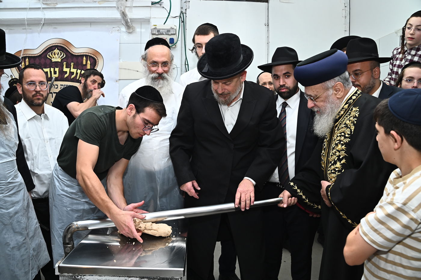הראשל"צ הגאון רבי יצחק יוסף באפיית מצות