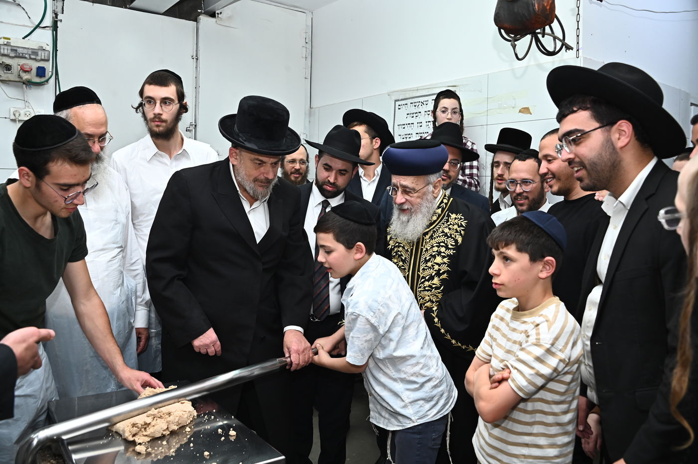 הראשל"צ הגאון רבי יצחק יוסף באפיית מצות