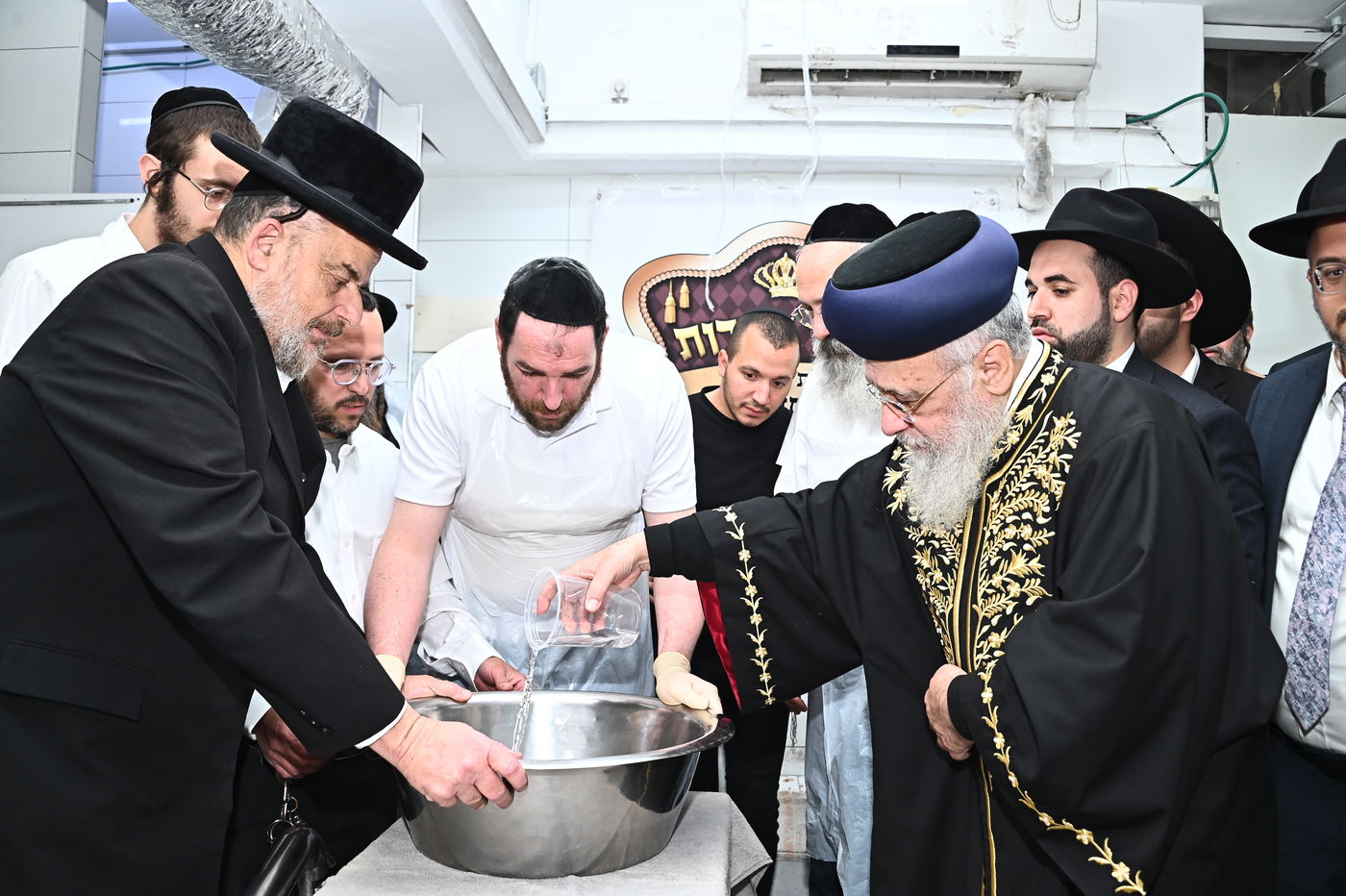 הראשל"צ הגאון רבי יצחק יוסף באפיית מצות