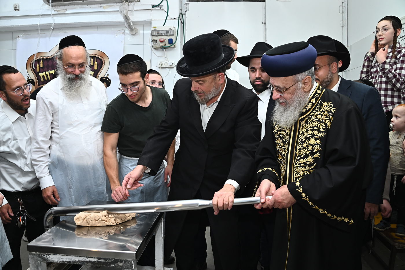 הראשל"צ הגאון רבי יצחק יוסף באפיית מצות