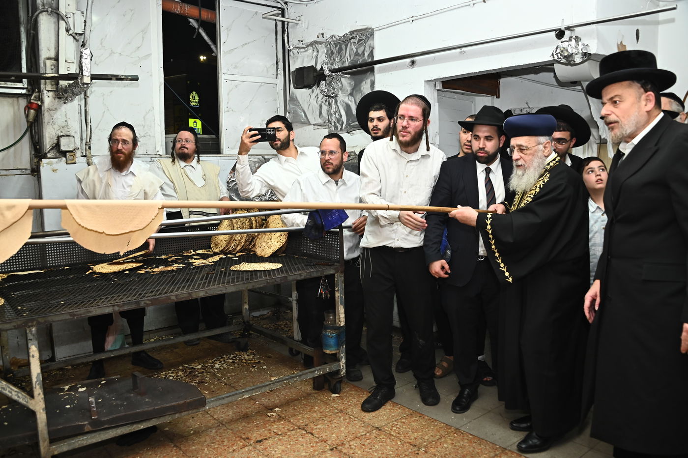 הראשל"צ הגאון רבי יצחק יוסף באפיית מצות