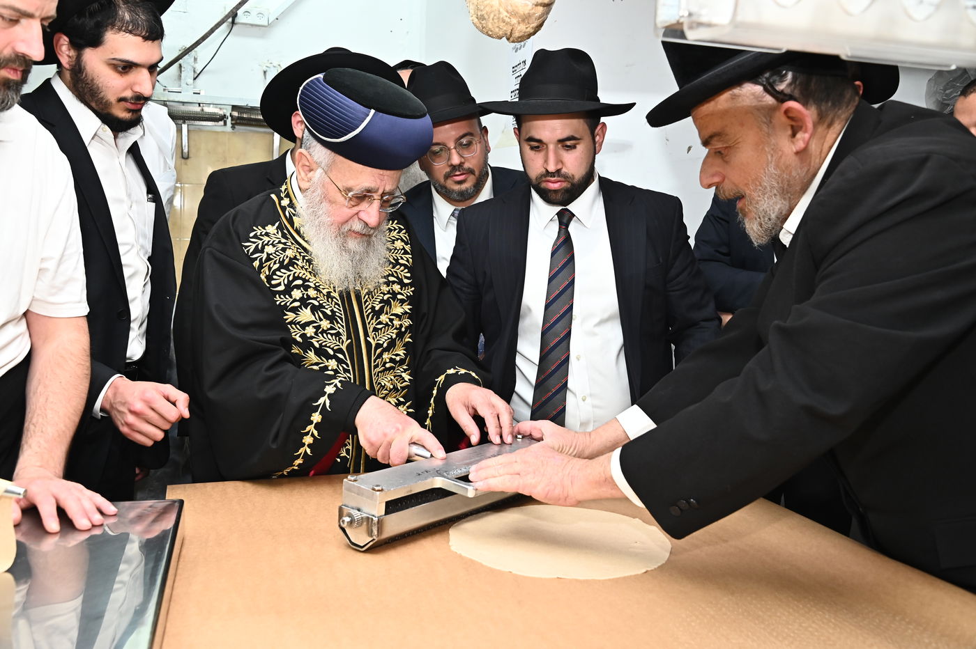 הראשל"צ הגאון רבי יצחק יוסף באפיית מצות