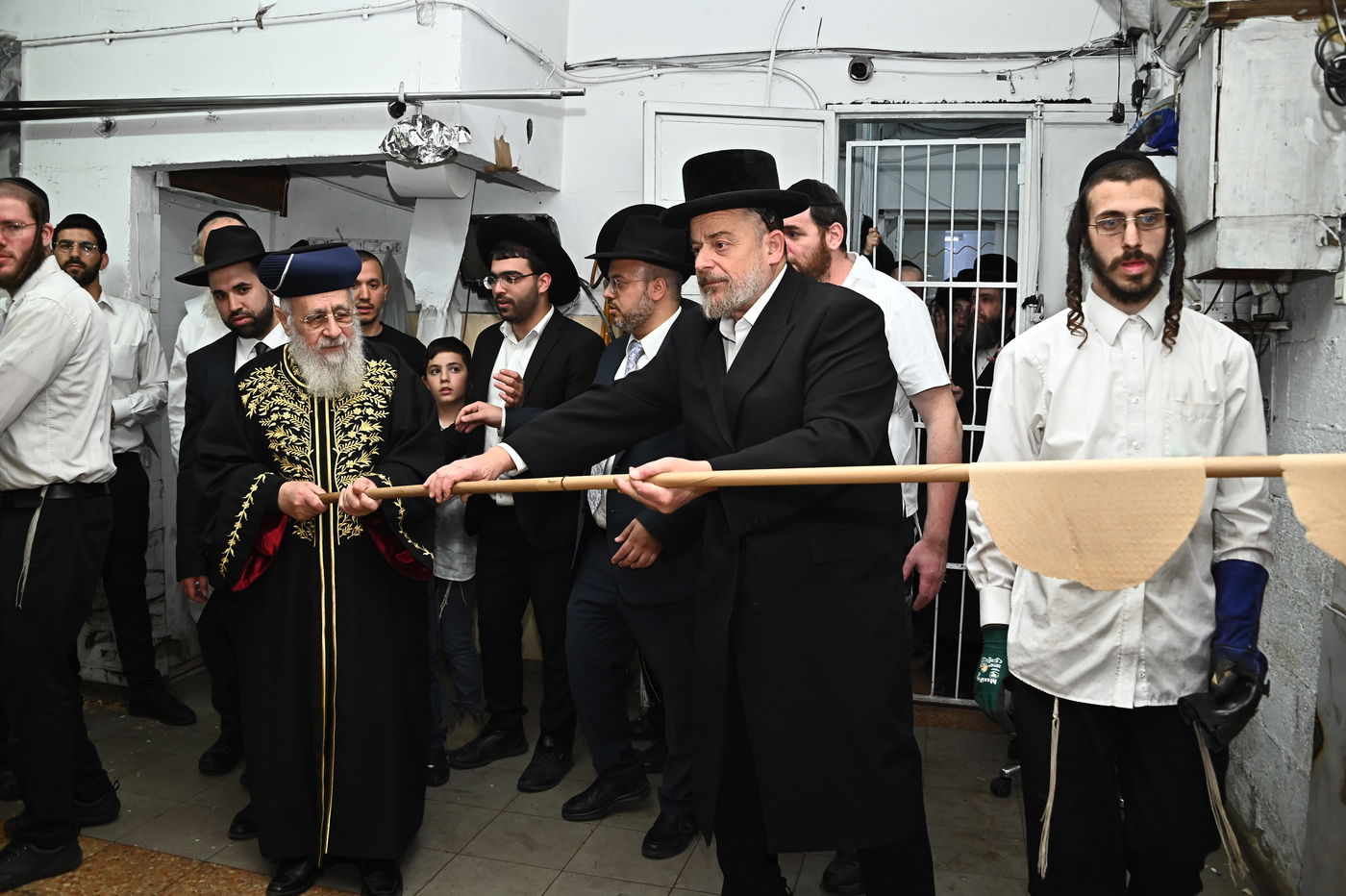 הראשל"צ הגאון רבי יצחק יוסף באפיית מצות