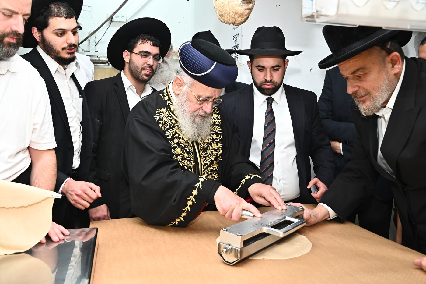 הראשל"צ הגאון רבי יצחק יוסף באפיית מצות