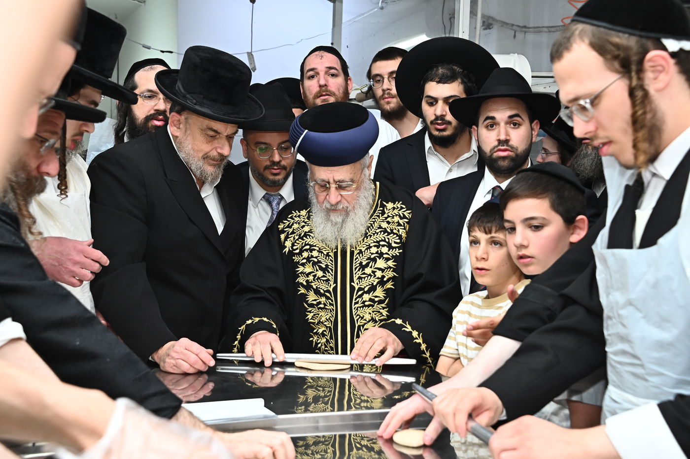 הראשל"צ הגאון רבי יצחק יוסף באפיית מצות