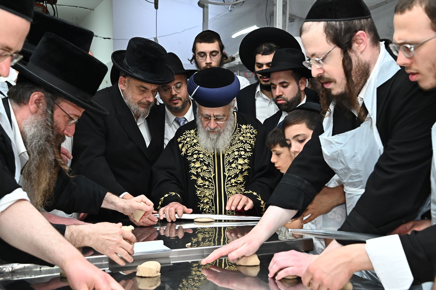 הראשל"צ הגאון רבי יצחק יוסף באפיית מצות