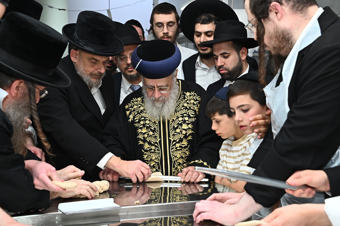 הראשל"צ הגאון רבי יצחק יוסף באפיית מצות