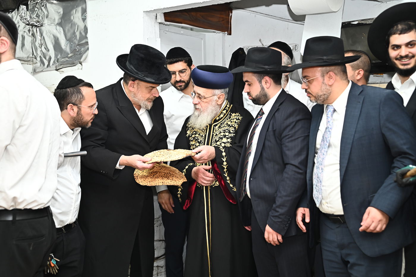 הראשל"צ הגאון רבי יצחק יוסף באפיית מצות