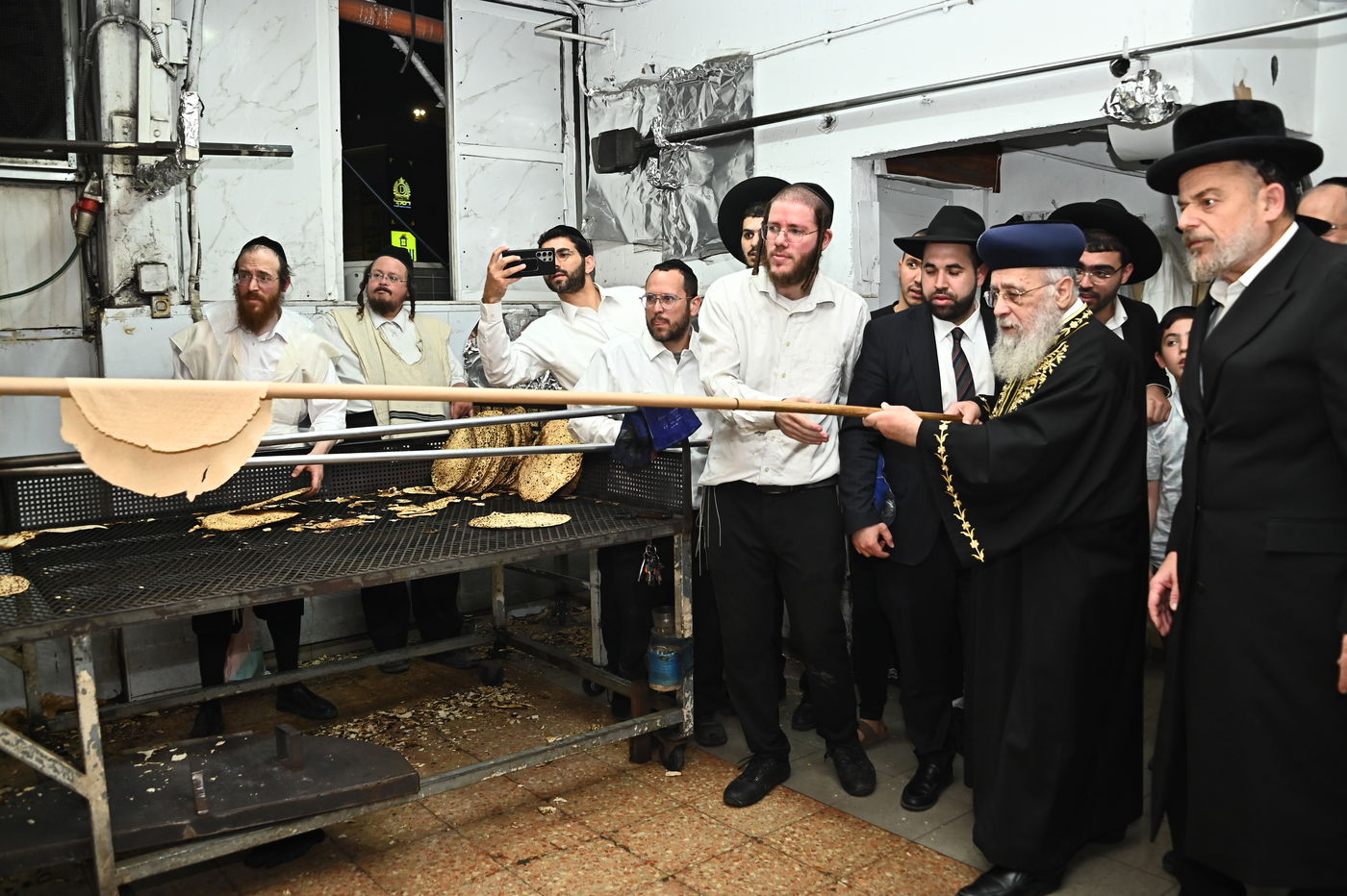 הראשל"צ הגאון רבי יצחק יוסף באפיית מצות