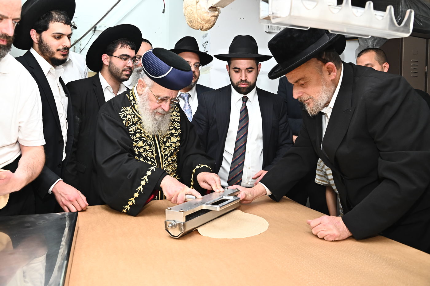 הראשל"צ הגאון רבי יצחק יוסף באפיית מצות