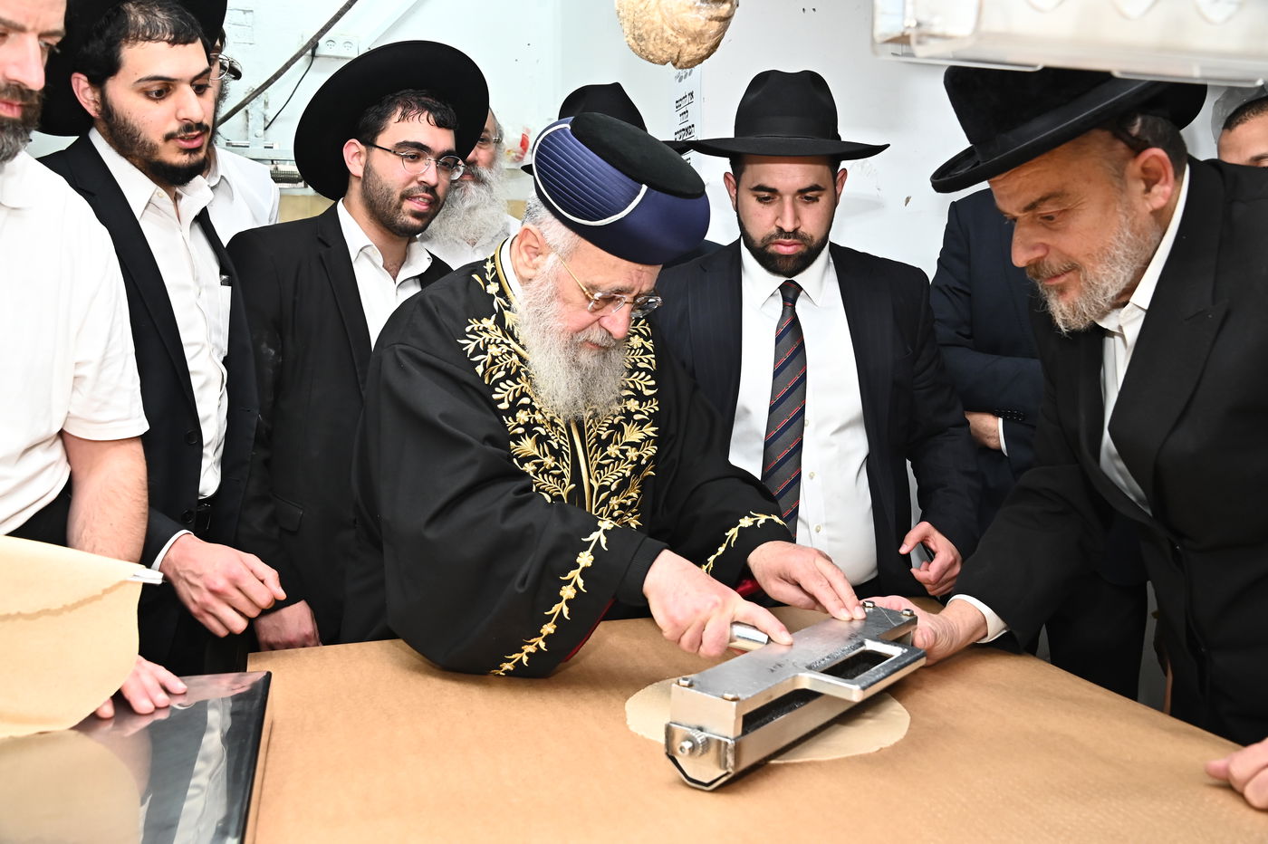 הראשל"צ הגאון רבי יצחק יוסף באפיית מצות