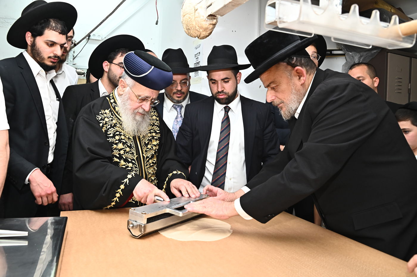 הראשל"צ הגאון רבי יצחק יוסף באפיית מצות