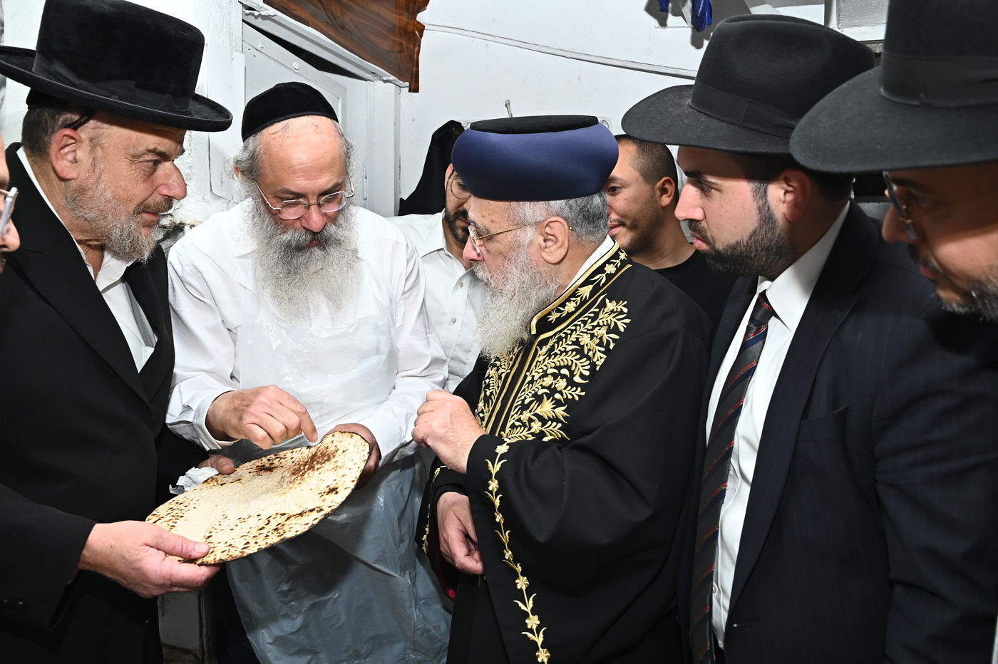 הראשל"צ הגאון רבי יצחק יוסף באפיית מצות