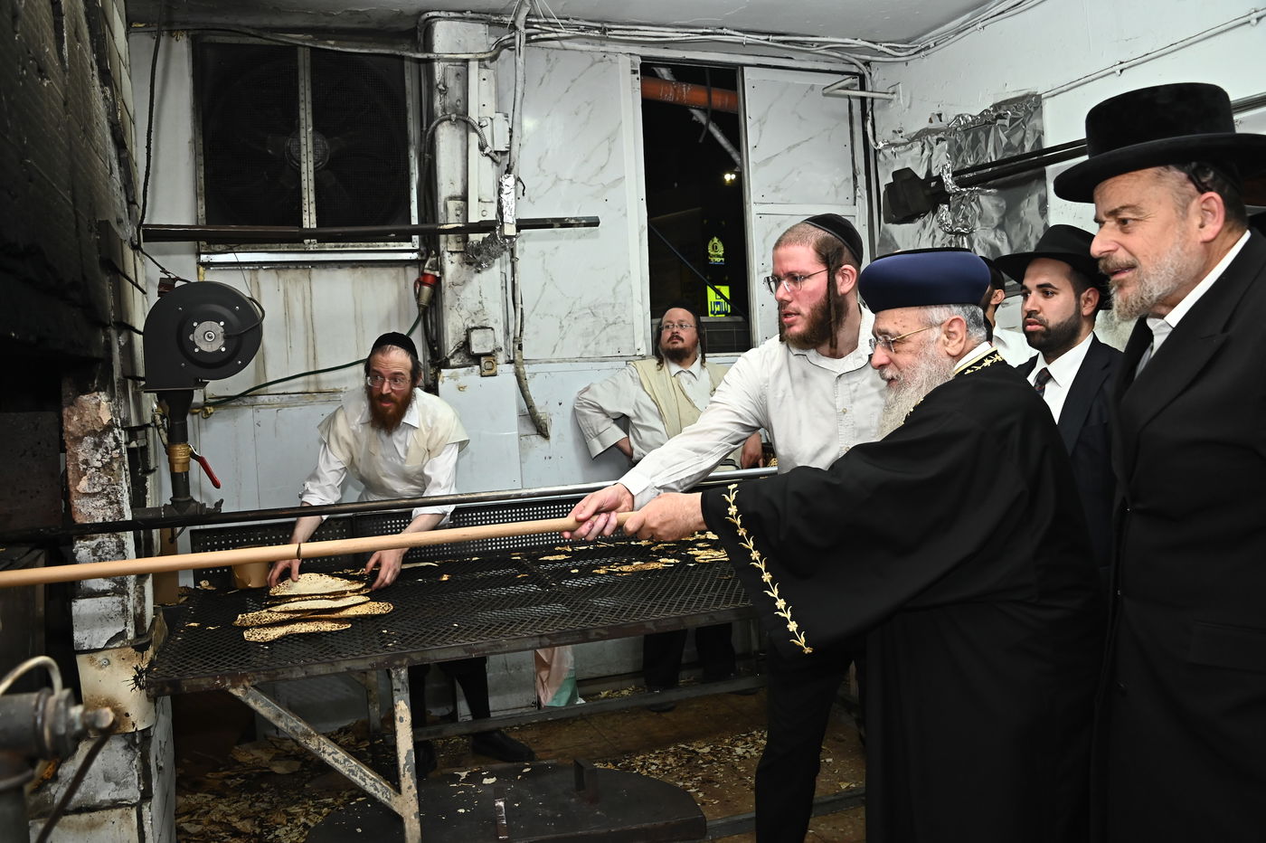 הראשל"צ הגאון רבי יצחק יוסף באפיית מצות