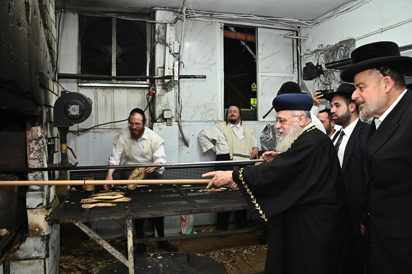 הראשל"צ הגאון רבי יצחק יוסף באפיית מצות