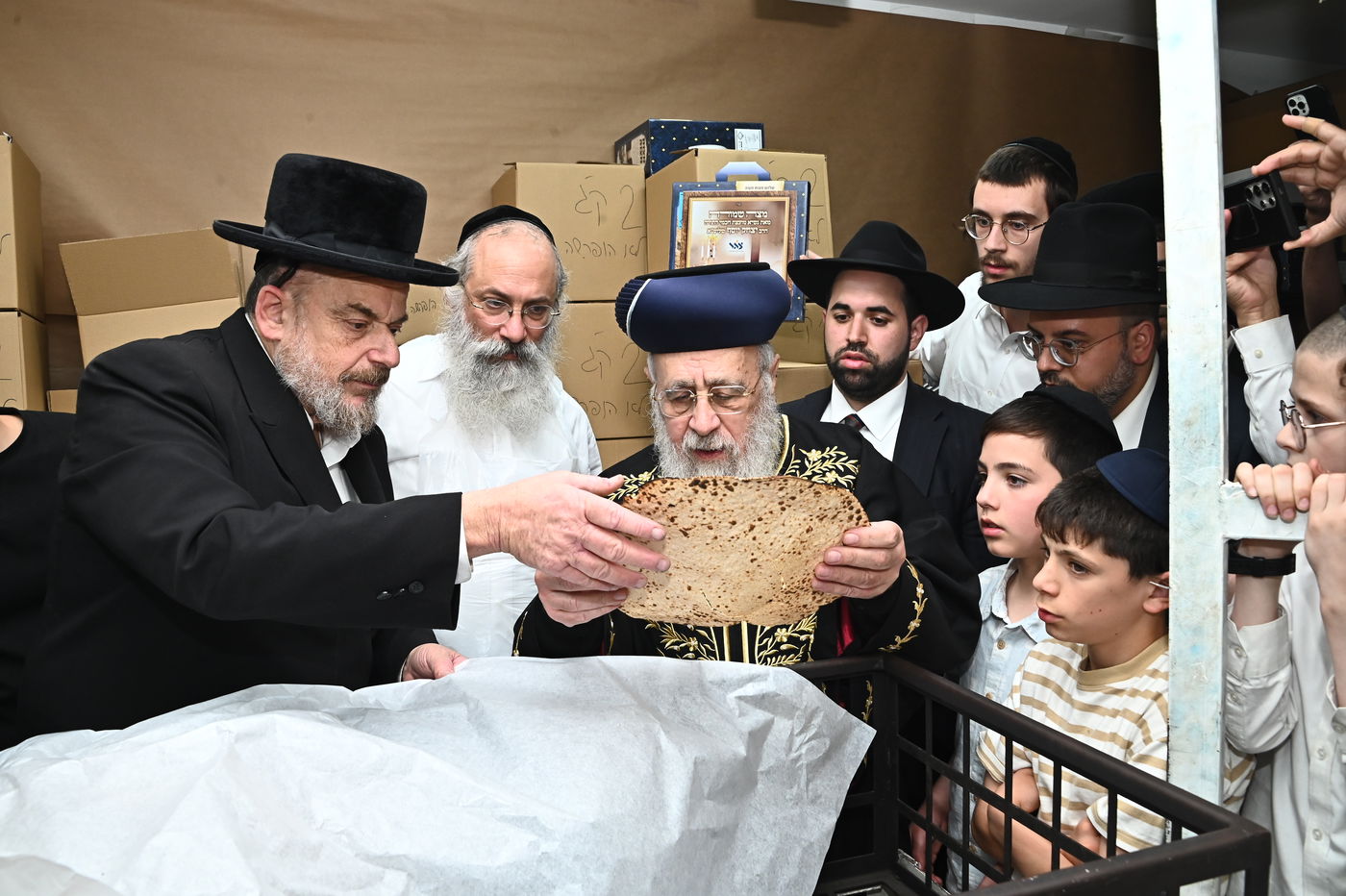 הראשל"צ הגאון רבי יצחק יוסף באפיית מצות