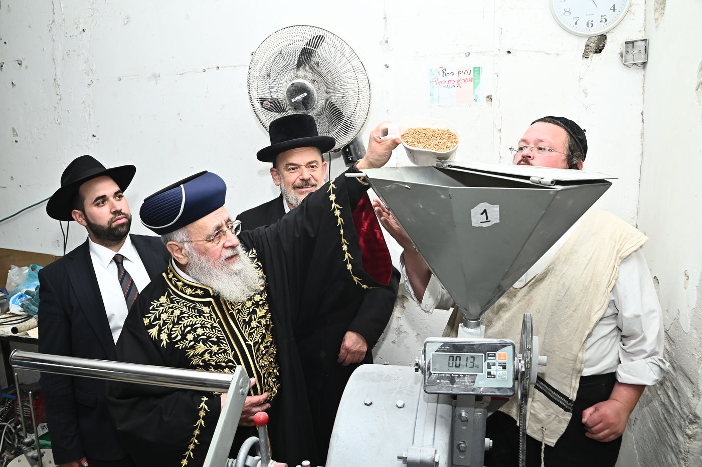 הראשל"צ הגאון רבי יצחק יוסף באפיית מצות