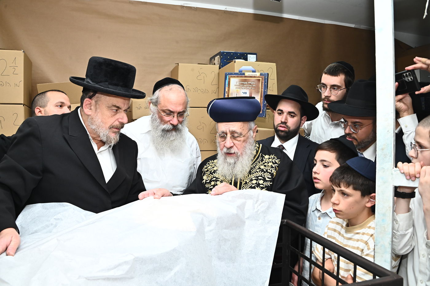 הראשל"צ הגאון רבי יצחק יוסף באפיית מצות