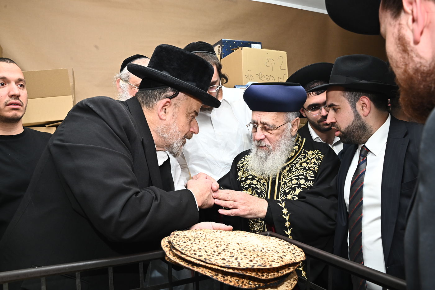 הראשל"צ הגאון רבי יצחק יוסף באפיית מצות