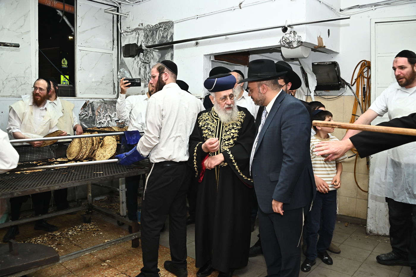 הראשל"צ הגאון רבי יצחק יוסף באפיית מצות