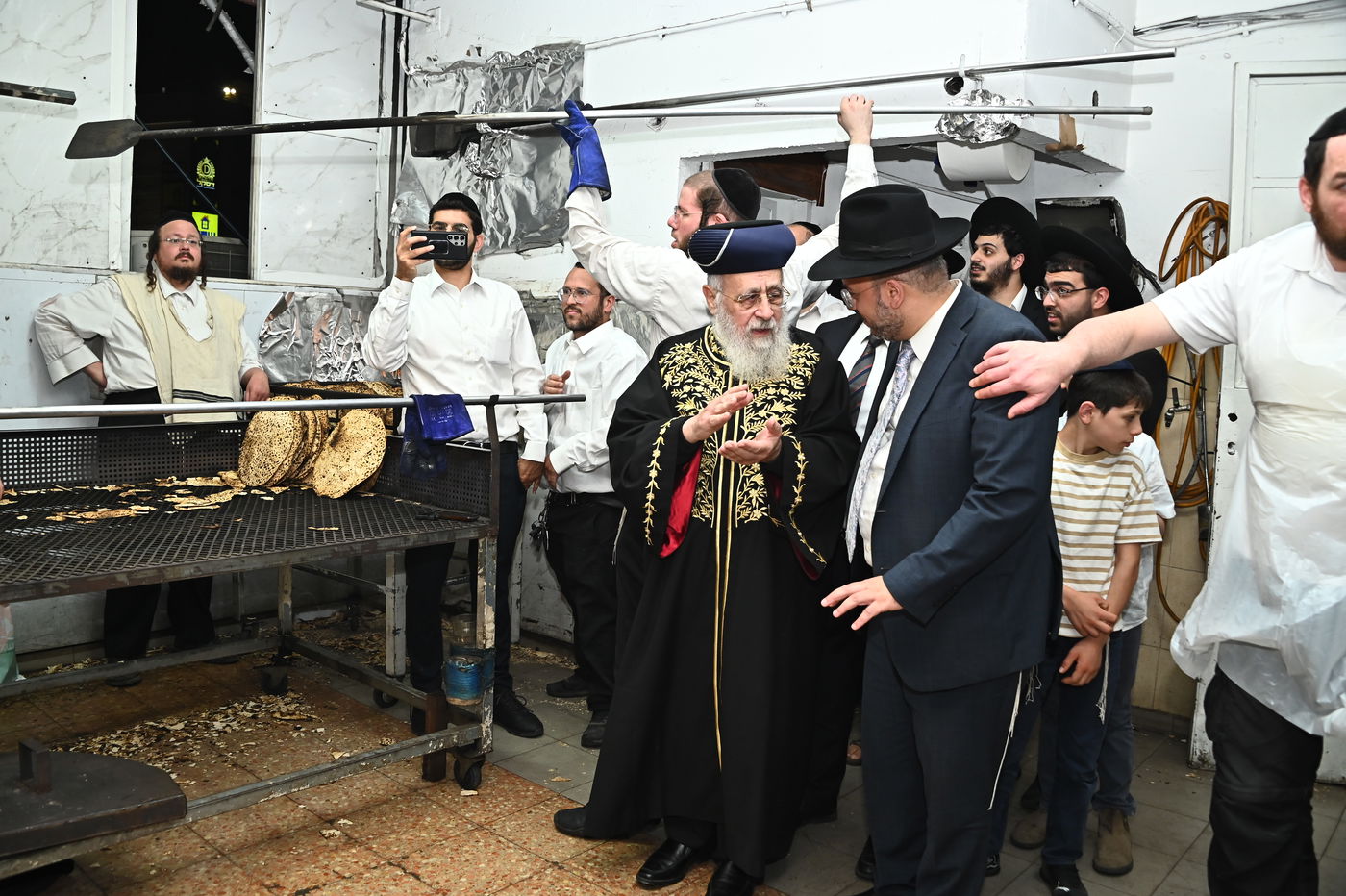 הראשל"צ הגאון רבי יצחק יוסף באפיית מצות