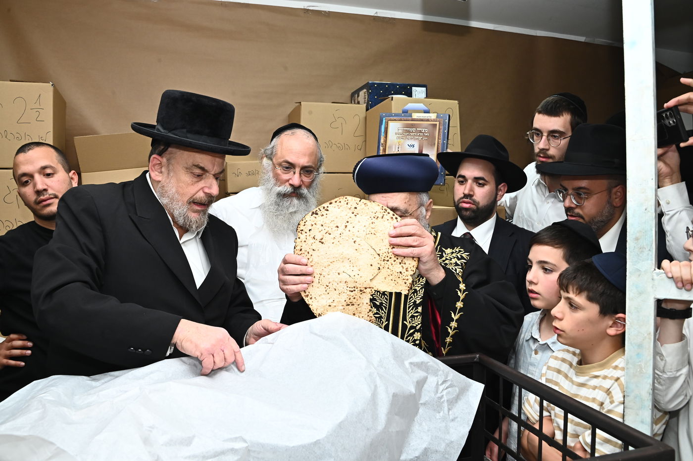 הראשל"צ הגאון רבי יצחק יוסף באפיית מצות