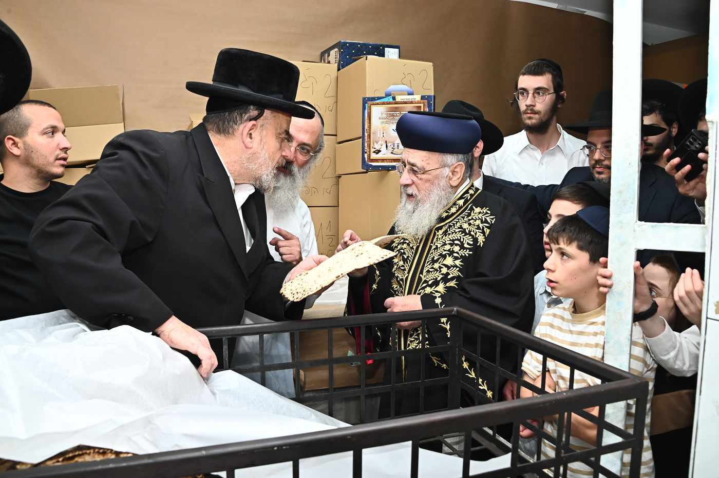 הראשל"צ הגאון רבי יצחק יוסף באפיית מצות