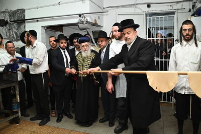 הראשל"צ הגאון רבי יצחק יוסף באפיית מצות