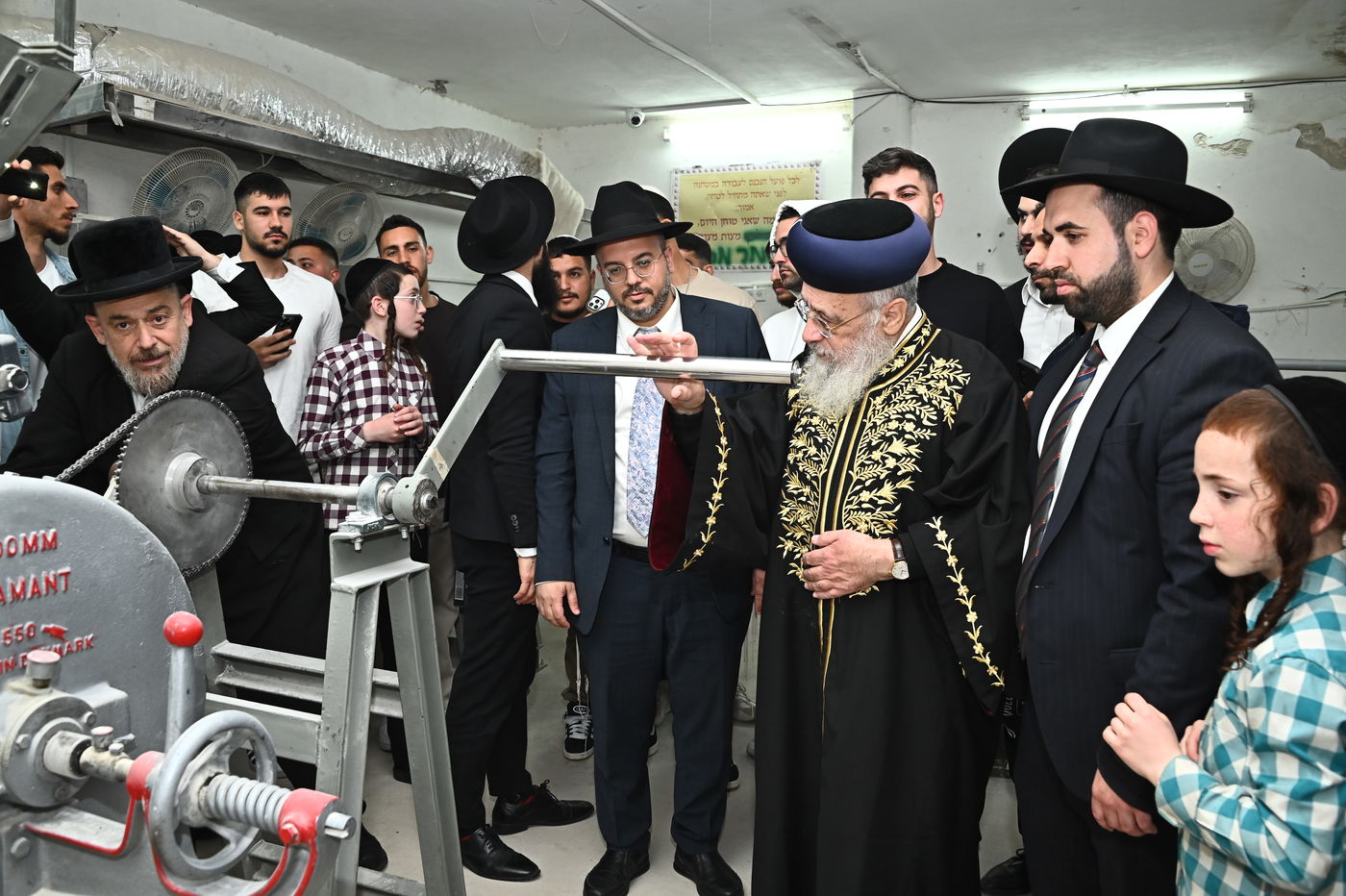 הראשל"צ הגאון רבי יצחק יוסף באפיית מצות