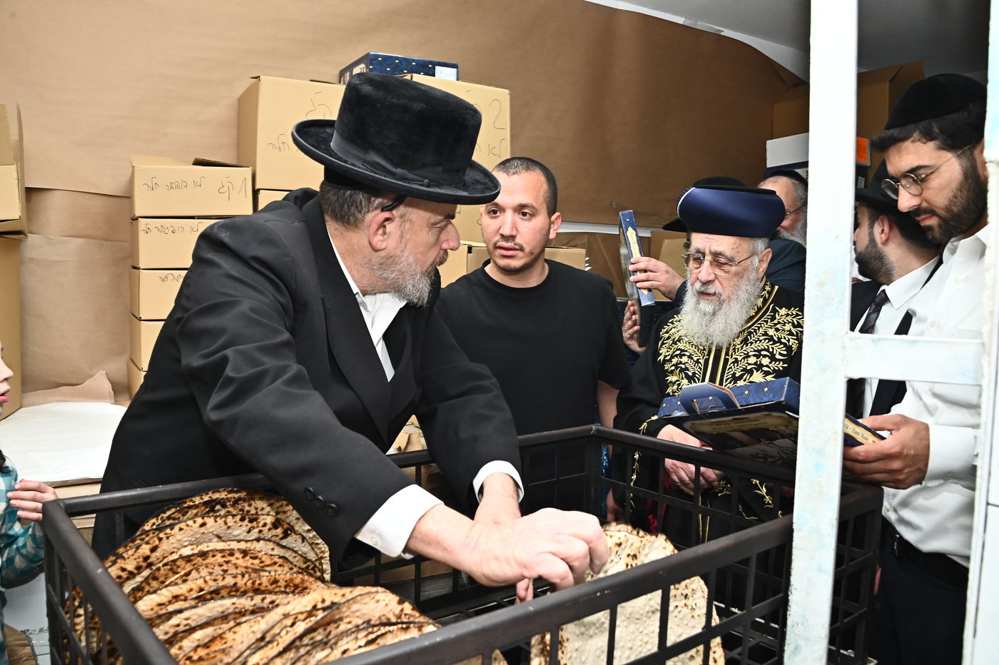 הראשל"צ הגאון רבי יצחק יוסף באפיית מצות