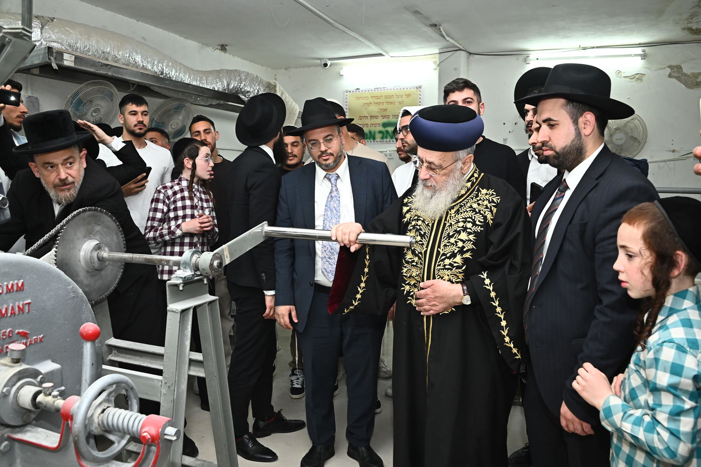 הראשל"צ הגאון רבי יצחק יוסף באפיית מצות