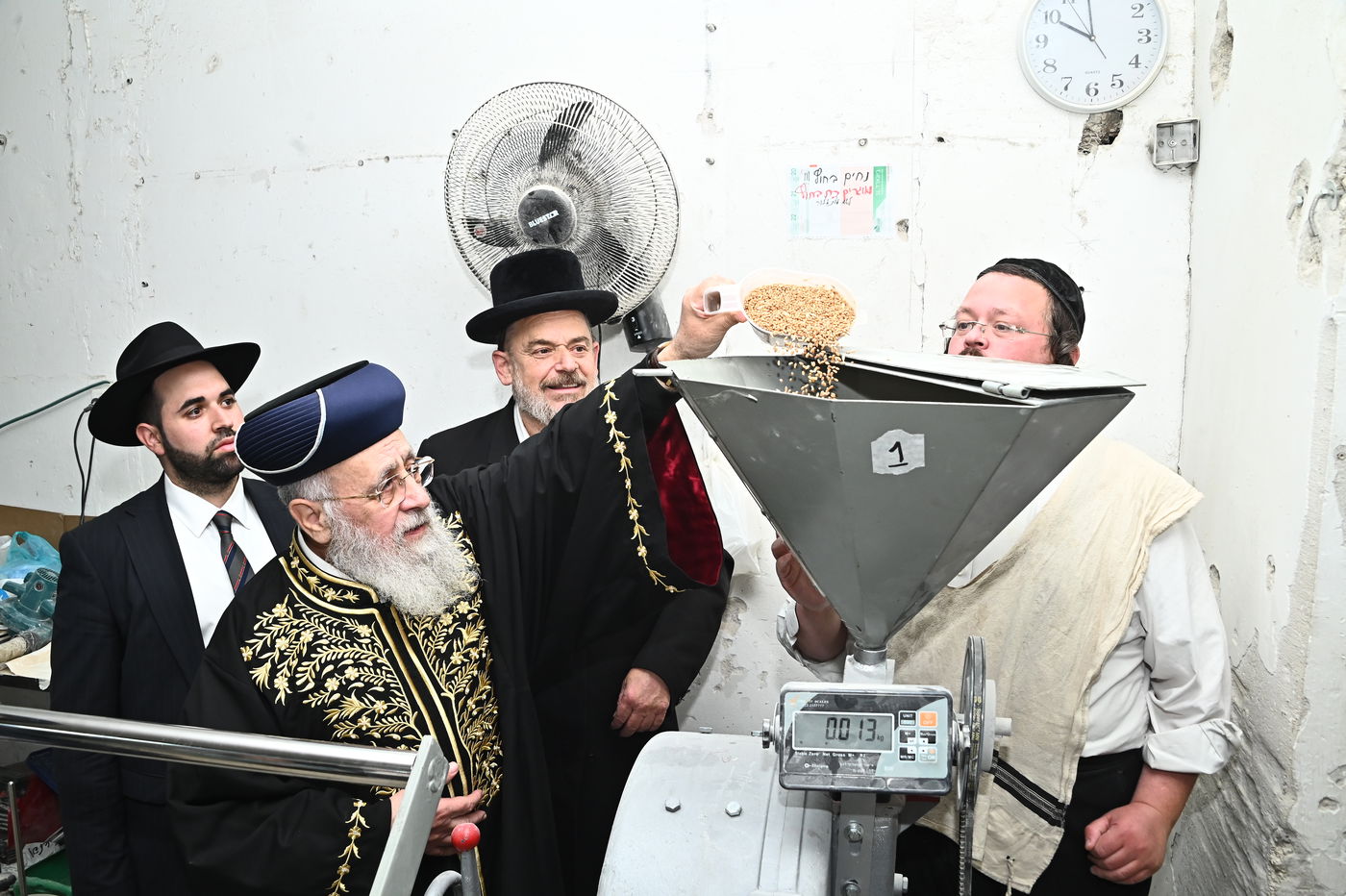 הראשל"צ הגאון רבי יצחק יוסף באפיית מצות