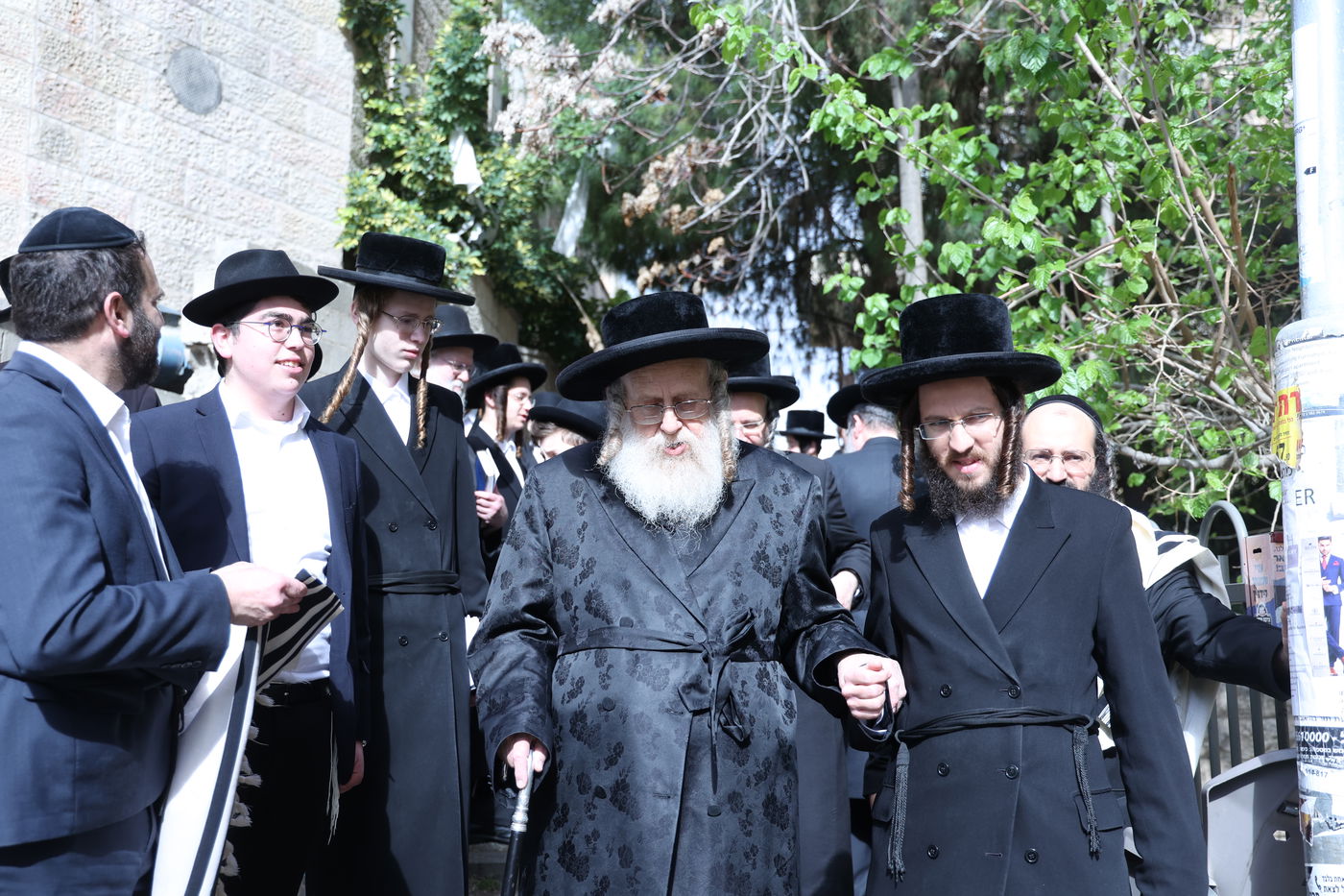 האדמו"ר מקומרנא בברכת האילנות