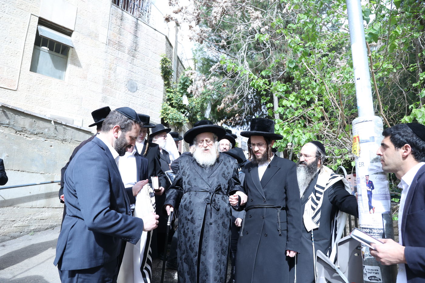 האדמו"ר מקומרנא בברכת האילנות